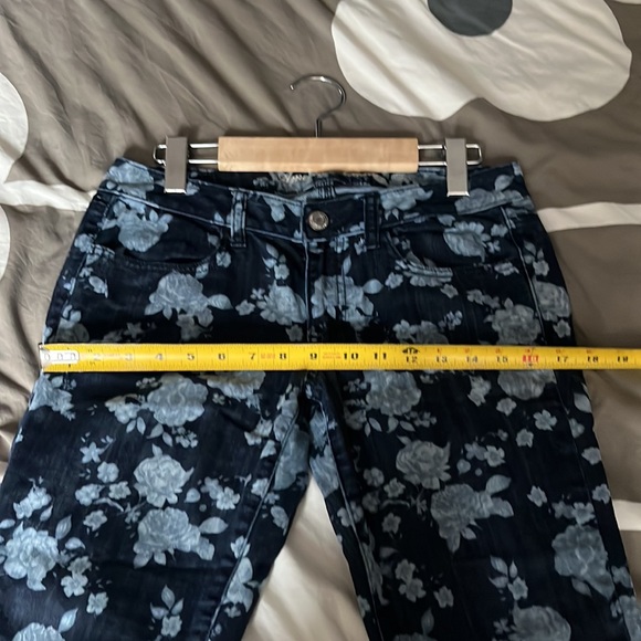 American Eagle size 6 stretch jeans, flower motif - Picture 5 of 9